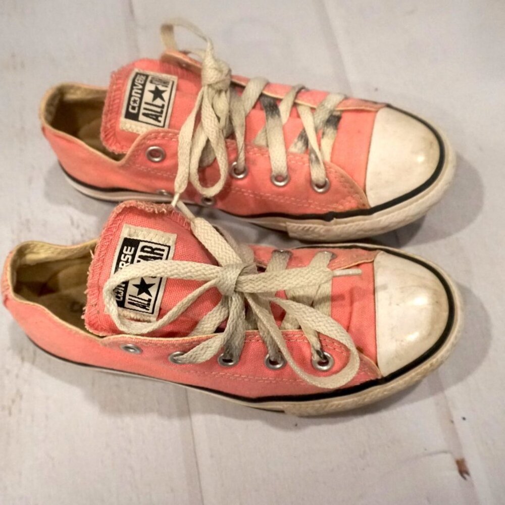 Converse Girls Pink Chuck Taylor Low-Top Sneakers – Size 1 - Picture 2 of 10